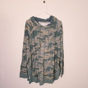 Oversized camo sweatshirt